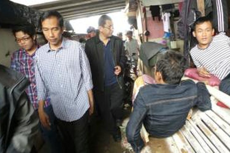 Gubernur DKI Jakarta Joko Widodo (Jokowi) meninjau permukiman di bantaran Kanal Banjir Barat (KBB), Tanah Abang, Jakarta Pusat, pada Minggu (19/1/2014) siang.