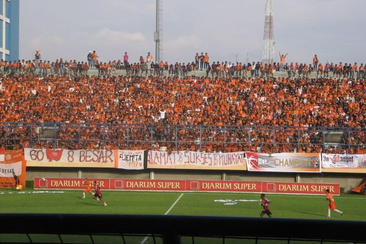 Suasana saat pertandingan Persija Jakarta di Stadion Lebak Bulus pada era Liga Indonesia sekitar tahun 2000-an. 