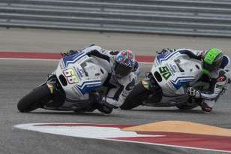 Pebalap Aspar asal Kolombia, Yonny Hernandez (depan), memacu motornya pada sesi kualifikasi GP Americas di Circuit of The Americas (COTA), Sabtu (9/4/2016).