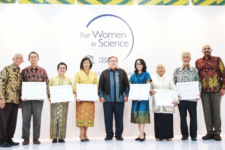 Menristek/Kepala BRIN Bambang Brodjonegoro pada acara Penganugerahan L?Oreal-UNESCO Fellowship for Women in Science di Auditorium Gedung D Kemdikbud Jakarta, Selasa (26/11)