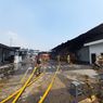Kebakaran Pabrik Sendal di Kapuk Muara, Sudah 9 Jam Damkar Lakukan Pendinginan