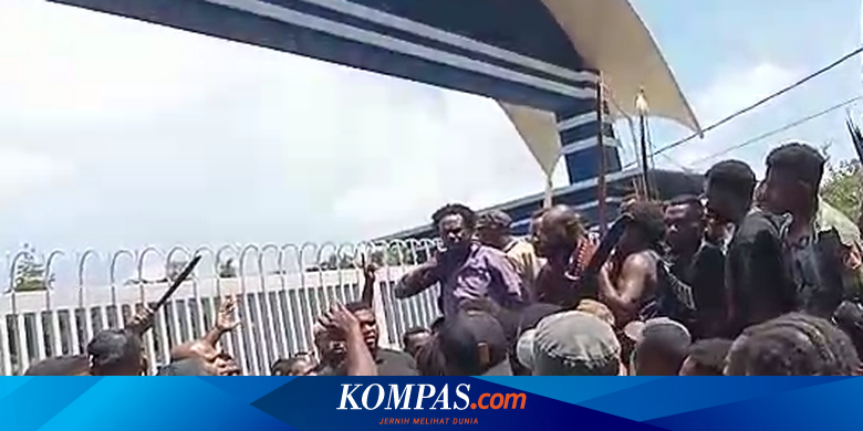 Kediaman Gubernur Papua Lukas Enembe Dijaga Massa Usai Jadi Tersangka KPK - Vimarsana News