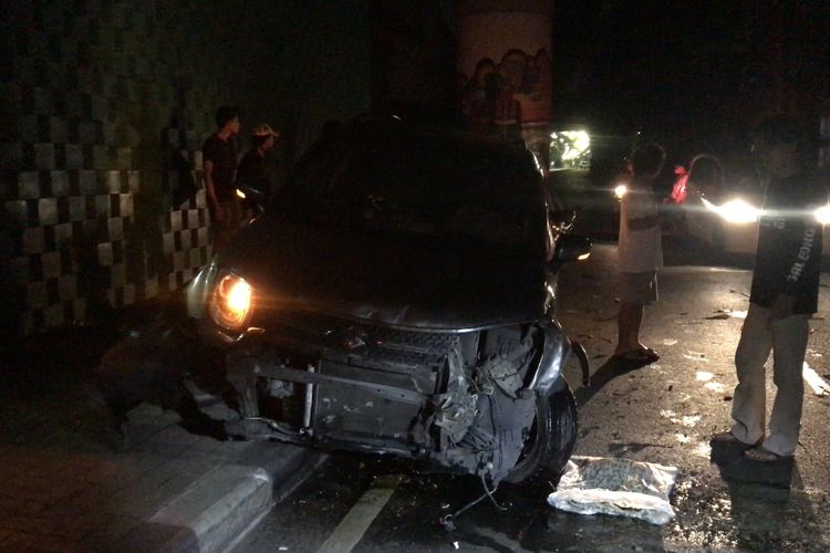Sebuah mobil Suzuki Ignis dengan nomor pelat B 2465 PFE mengalami kecelakaan tunggal di Jalan Pangeran Antasari tepatnya sebelum perempatan Pasar Cipete Selatan, Cilandak, Jakarta Selatan pada Sabtu (11/9/2021) pukul 03.35 WIB. 