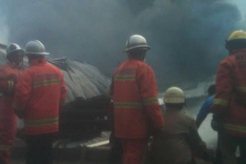 Percikan Api Mesin Pemotong Picu Kebakaran Pabrik Busa