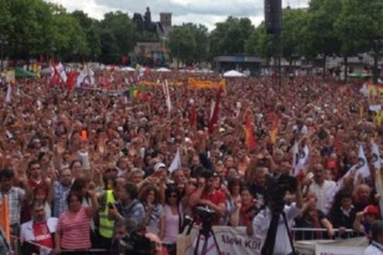 Sekitar 40 ribu orang berunjuk rasa di Cologne, Jerman, untuk mendukung demonstran di Turki. Unjuk rasa ini diorganisir oleh Federasi Serikat Alavi Turki di Jerman. 