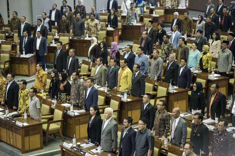 Anggota DPR menghadiri Rapat Paripurna ke-32 masa persidangan V tahun sidang 2016-2017 di Kompleks Parlemen, Senayan, Jakarta, Kamis (20/7/2017). Sidang Paripurna tersebut digelar dengan agenda antara lain pembacaan keputusan RUU Pemilu. 