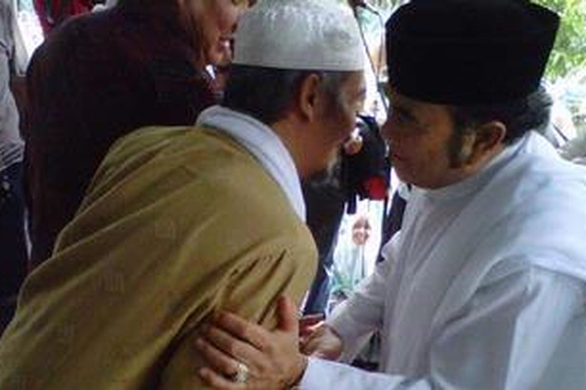 Salah satu pengasuh Pesantren Lirboyo, KH Kafabihi Mahrus (kiri) menyambut kedatangan Rhoma Irama di Pesantren Lirboyo, Kediri, Jawa Timur, Sabtu (12/1/2013). 