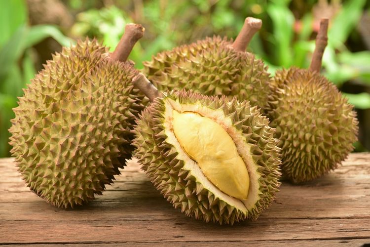 Durian adalah buah tropis yang sangat tinggi kalori. Satu biji buah durian yang setara sekitar 40 gram mengandung 54 kalori.