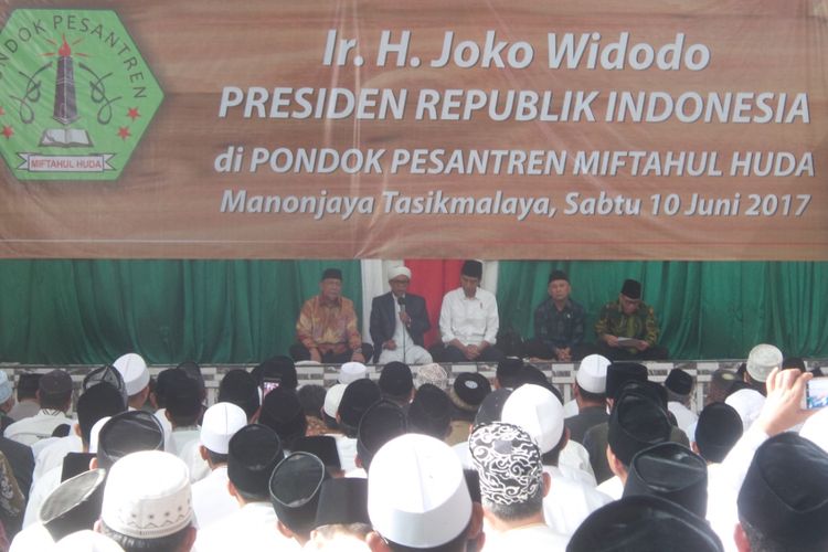 Presiden Joko Widodo saat bersilahturahmi dengan santri, ulama dan alumni Pondok Pesantren Miftahul Huda, Tasikmalaya, Jawa Barat, Sabtu (10/6/2017).