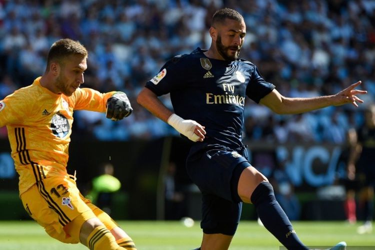 Karim Benzema mencoba mengganggu Ruben Blanco pada pertandingan Celta Vigo vs Real Madrid dalam lanjutan La Liga Spanyol di Stadion Balaidos, 17 Agustus 2019. 