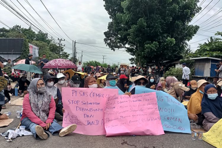 Warga Aur Kenali, Kota Jambi dan Mendalo Darat, Kabupaten Muaro Jambi memblokir Jalan Nasional Lintas Timur Sumatera, Sabtu (13/9/2025) pagi.