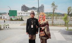 Kenakan Pakaian Adat Palembang, Mendagri Tito Hadiri Upacara HUT Ke-79 RI Perdana di IKN 