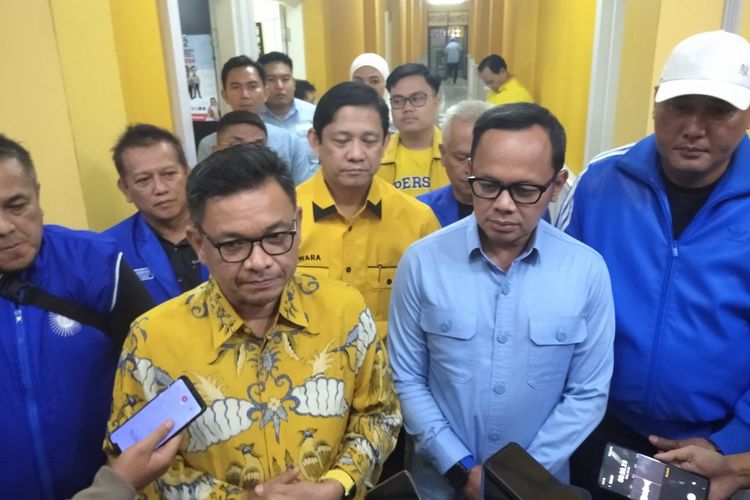 Ketua DPD Golkar Jabar Ace Hasan Syadzily dan Politi PAN Bima Arya di Kantor DPD Golkar Jabar, Jalan Maskumbang, Kota Bandung, Jawa Barat, Kamis (16/5/2024).