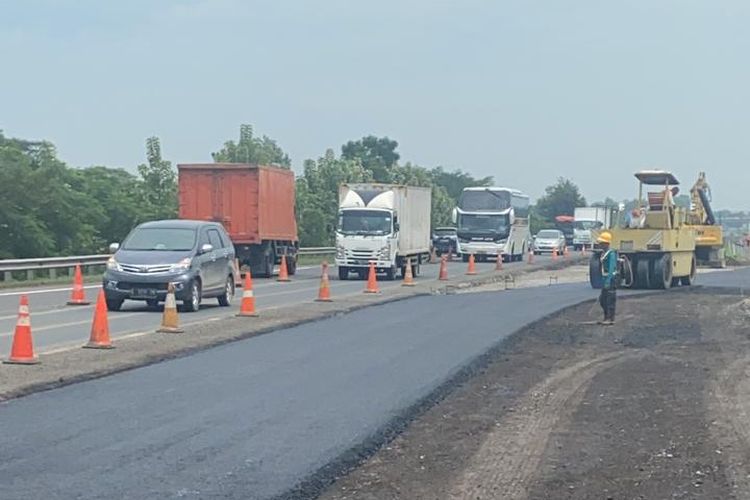 Astra Tol Cipali mulai melakukan pengaspalan untuk pembuatan jalan sementara di median Km 122 Tol Cipali.