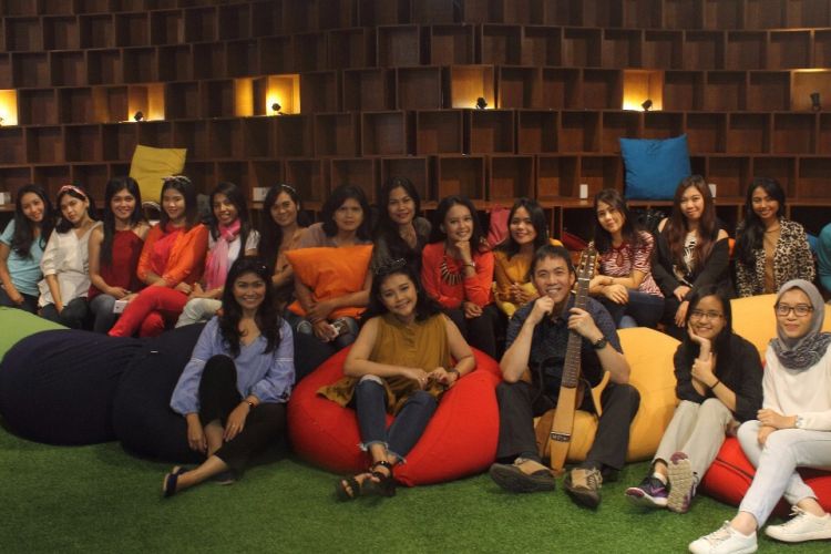 Pemain gitar legendaris Jubing Kristianto di kelas pertemuan yang diadakan melalui Circledoo.