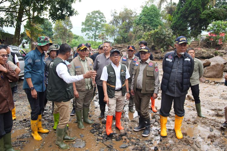 Menko PMK Pastikan Tim Gabungan Cari Satu Korban Banjir Solok yang Belum Ditemukan