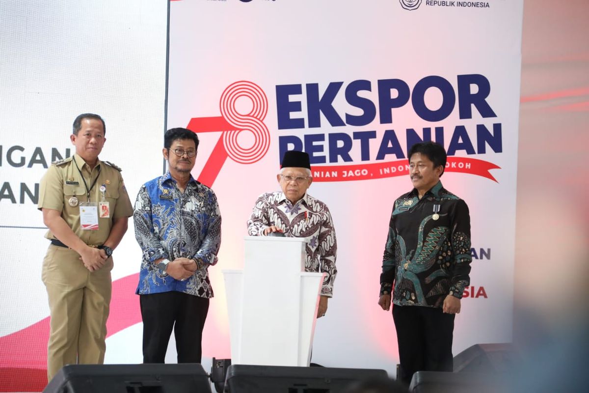 Wakil Presiden (Wapres) Republik Indonesia (RI) Ma?ruf Amin bersama Menteri Pertanian (Mentan) Syahrul Yasin Limpo (SYL) saat melepas ekspor komoditas pertanian ke 176 negara dengan nilai transaksi sebesar 12,45 triliun di kawasan Terminal Petikemas, Koja, Pelabuhan Tanjung Priok, Jakarta Utara (Jakut), Selasa (15/8/2023).

