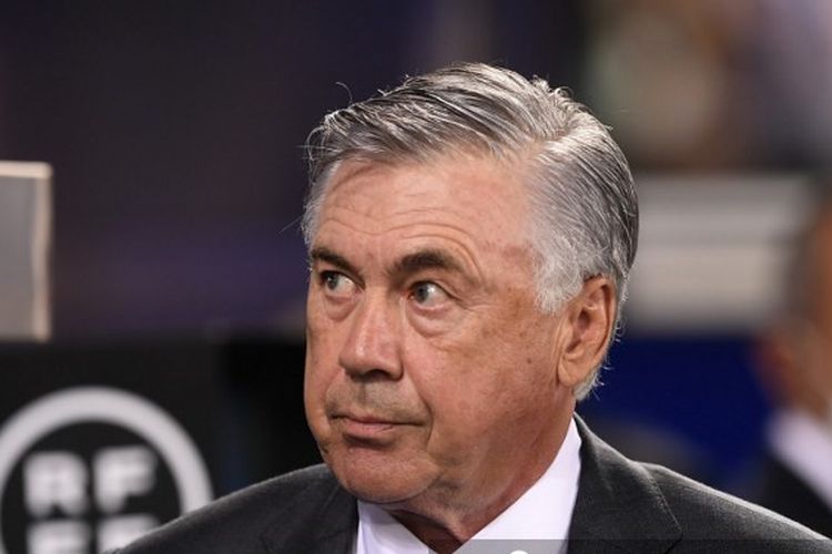 Pelatih Real Madrid Carlo Ancelotti pada laga Liga Spanyol kontra Alaves di Stadion Mendizorroza, 14 Agustus 2021.