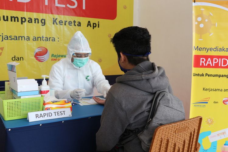 Salah satu calon penumpang kereta api jarak jauh menjalani rapid test virus corona. Stasiun Kereta Api Jombang, di wilayah kerja PT KAI Daop 7 Madiun, mulai membuka layanan rapid test bagi calon penumpang, Senin (21/9/2020).