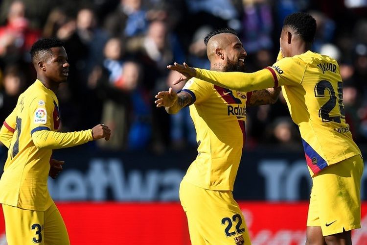 Arturo Vidal merayakan golnya bersama Ansu Fati dan Junior Firpo pada pertandingan Leganes vs Barcelona dalam lanjutan La Liga Spanyol, 23 November 2019.