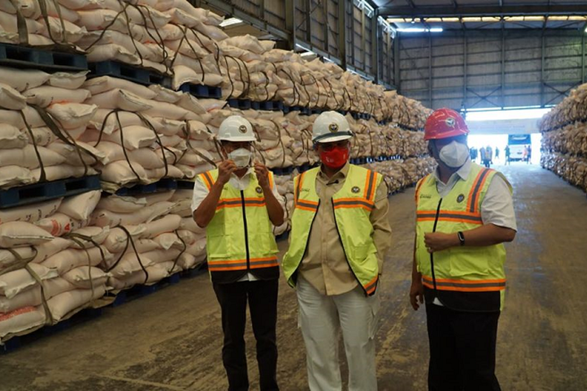 Wakil Menteri Pertanian (Wamentan) Harvick Hasnul Qolbi meninjau persediaan pupuk bersubsidi di PT Pupuk Iskandar Muda