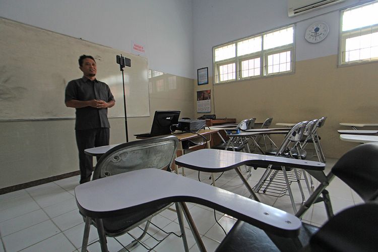 Seorang dosen melakukan siarang langsung (live streaming) pembelajaran untuk mahasiswa di kampus AMIK Purnama Niaga di Indramayu, Jawa Barat, Senin (23/3/2020). Metode pembelajaran melalui sistem daring selama beberapa pekan ke depan di kampus tersebut untuk mengantisipasi penyebaran COVID-19.