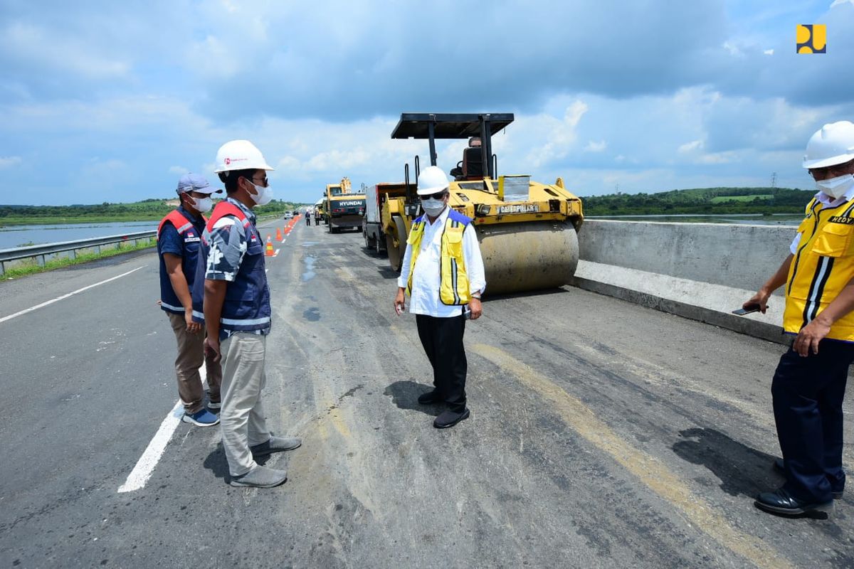 Menteri PUPR Basuki Hadimuljono tinjau kondisi ruas Jalan Tol Trans Sumatera, di Sumatera Selatan, pada Jumat (21/1/2022).