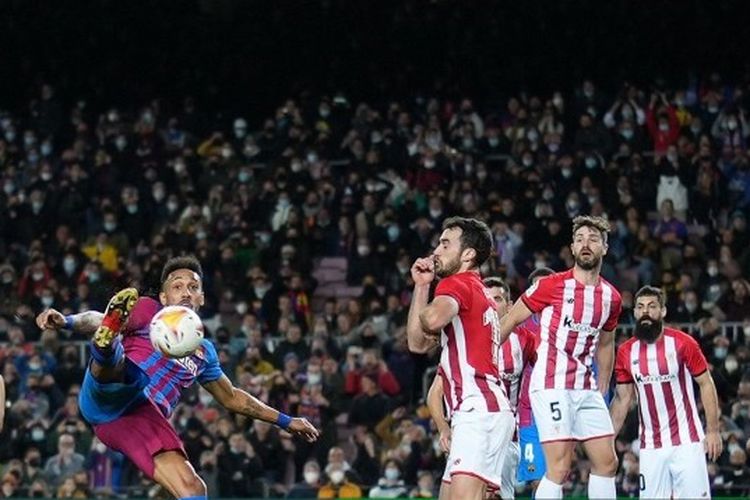 Aksi Pierre-Emerick Aubameyang (kiri) pada pertandingan pekan ke-26 Liga Spanyol yang mempertemukan Barcelona vs Athletic Bilbao di Stadion Camp Nou, Senin (28/2/2022) dini hari WIB.