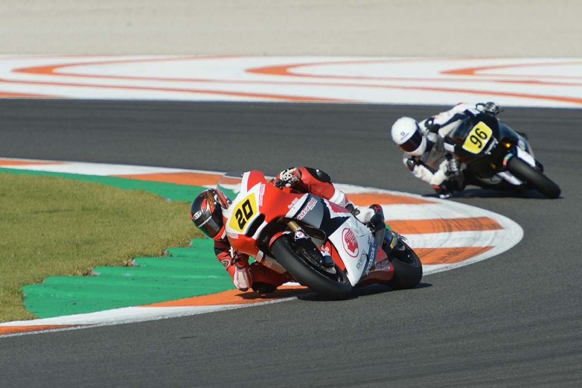 Pebalap Astra Honda Racing Team, Dimas Ekky Pratama, memacu motornya pada sesi kualifikasi FIM CEV Moto2 di Sirkuit Ricardo Tormo, Valencia, Spanyol, Sabtu (18/11/2017). Selain Dimas Ekky Pratama, Astra Honda Racing Team juga menurunkan Andi Gilang di kelas Moto3.