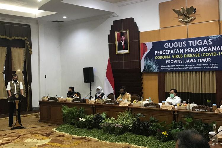 Gubernur Jatim Khofifah saat menyambut kedatangan Menteri Koordinator Politik, Hukum, dan Keamanan Mahfud MD, Menteri Kesehatan Terawan Agus Putranto, dan Ketua Gugus Tugas Percepatan Penanganan Covid-19 Doni Monardo di Gedung Grahadi, Surabaya, Rabu (24/6/2020).