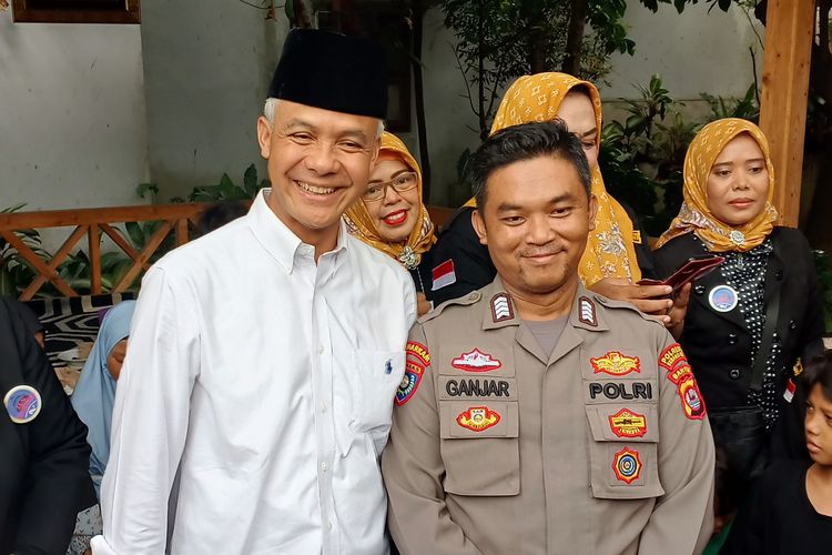 Bacapres PDI-P Ganjar Pranowo berfoto dengan petugas polisi bernama Ganjar di Pondok Pesantren Miftahul Fatah, Serang Banten, Minggu (28/5/2023)