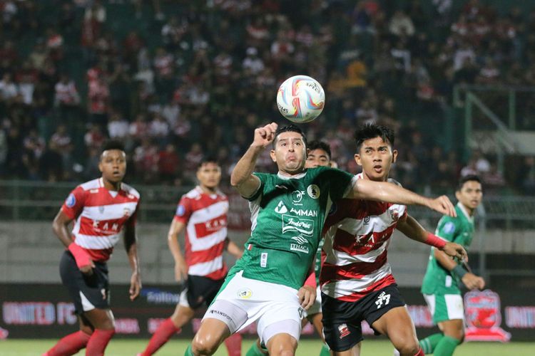 Aksi pada laga Madura United vs PSS Sleman dalam partai lanjutan Liga 1 2023-2024 di Stadion Gelora Bangkalan, Jumat (29/3/2024).