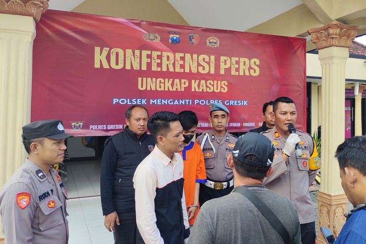 Kapolsek Menganti AKP Roni Ismullah (kanan), saat memberi keterangan kepada awak media di kantor Polsek Menganti, Gresik, Jawa Timur, Selasa (16/4/2024).