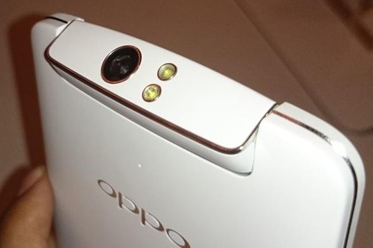 Bagian atas Oppo N1 dilengkapi dengan kamera putar