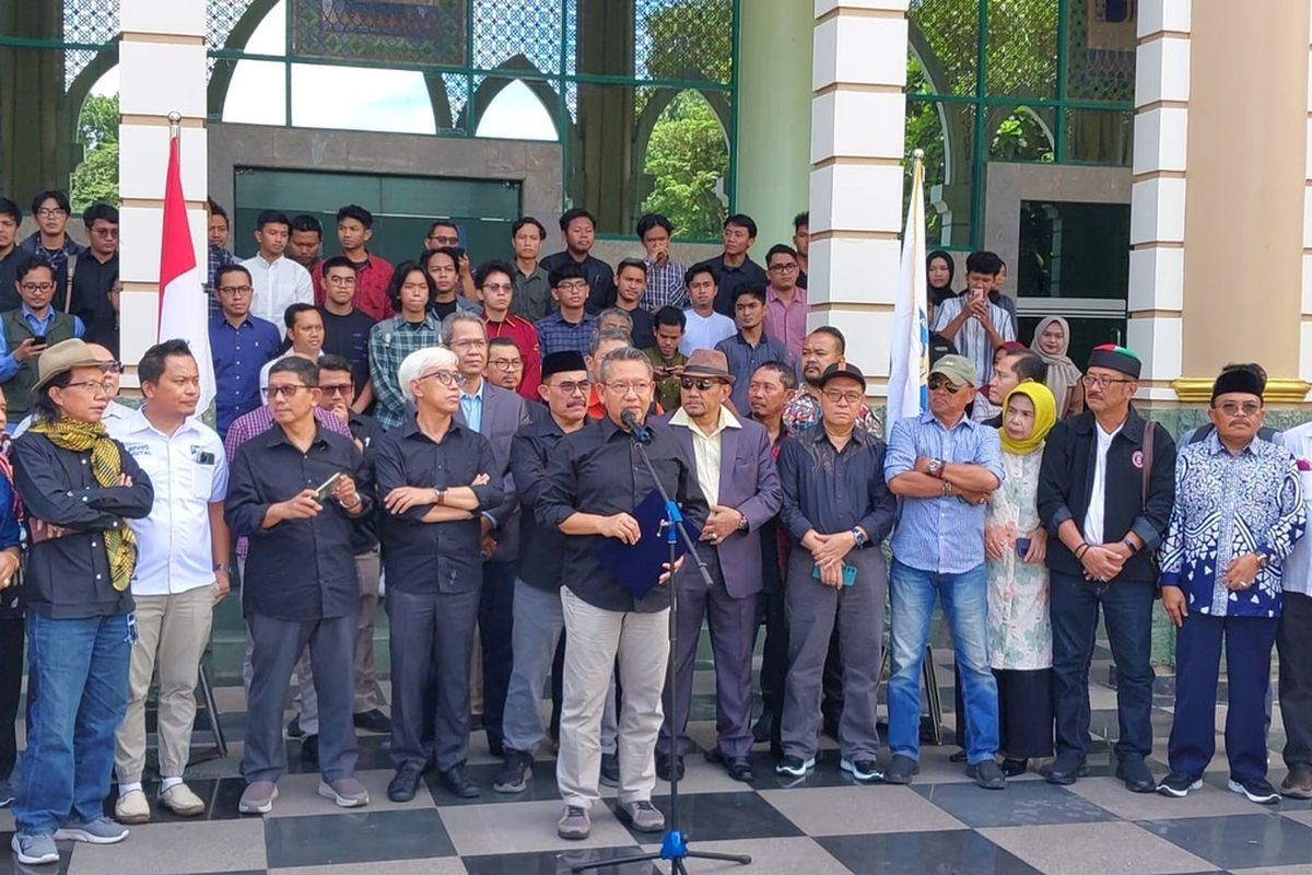 Sivitas akademika Universitas Islam Indonesia (UII) saat menyampaikan pernyataan sikap Indonesia Darurat Kenegarawanan. Pernyataan sikap ini digelar di depan Auditorium Prof. K.H. Abdul Kahar Muzakkir, Kampus Terpadu UII Jalan Kaliurang Km 14, Kabupaten Sleman.