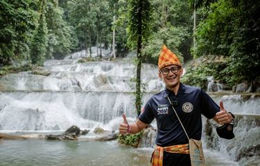 Menparekraf Sandiaga Uno saat mengunjungi Desa Wisata Air Terjun Moramo di Sumbersari, Sulawesi Tenggara, pada Jumat (26/8/2022) sebagai bagian dari visitasi 50 besar desa wisata terbaik Anugerah Desa Wisata Indonesia (ADWI) 2022.