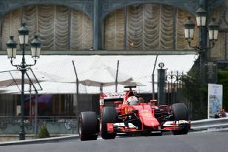 Pebalap Ferrari asal Jerman, Sebastian Vettel, memacu mobilnya pada sesi latihan ketiga GP Monaco di Sirkuit Monte Carlo, Sabtu (23/5/2015).