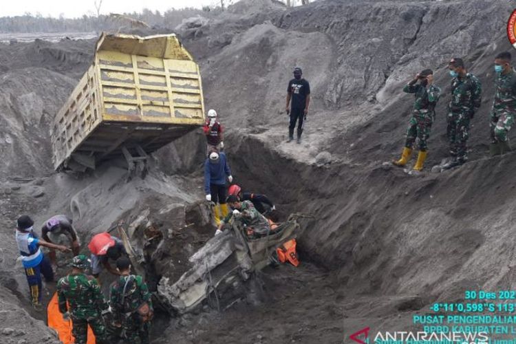 Penemuan jasad penambang pasir di dalam truk. Keduanya tewas dalam erupsi gunung semeru.