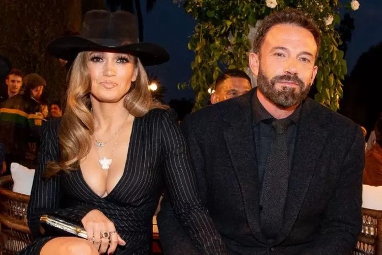 Ben Affleck dan Jennifer Lopez (JLo) dalam balutan busana serba hitam saat menghadiri acara Ralph Lauren Spring 2023 Fashion Experience di California Selatan.