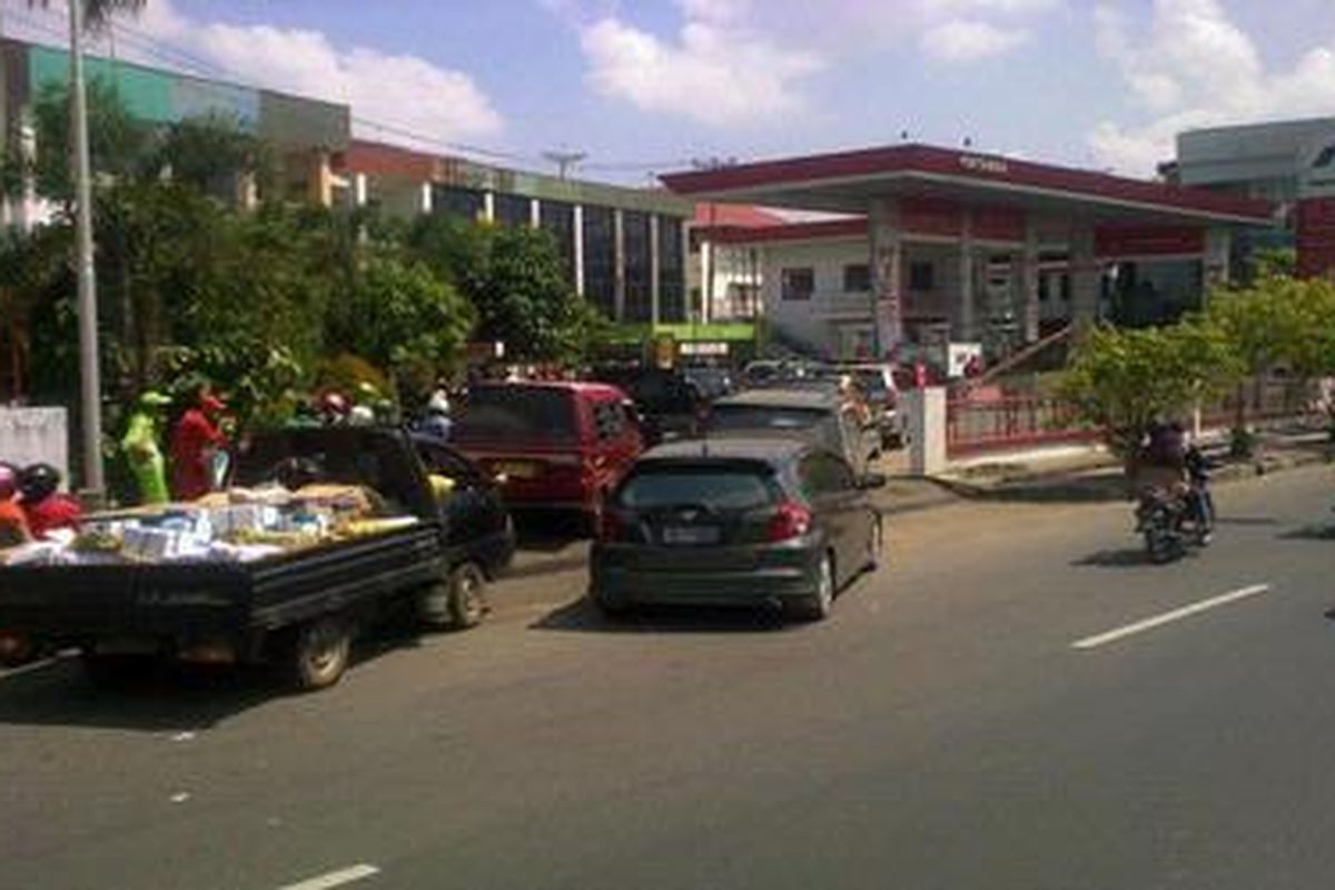 Ilustrasi: Antre pembelian bahan bakar minyak di SPBU.