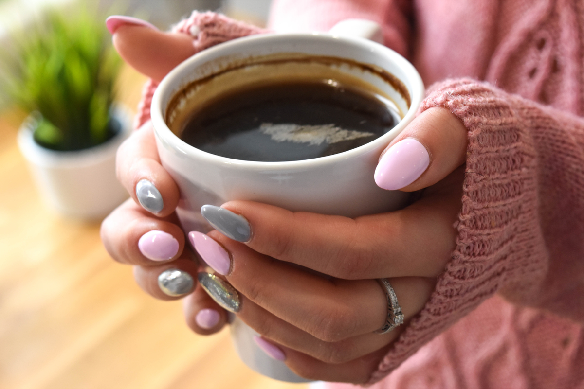 Studi Terbaru: Minum Kopi dan Teh Bisa Turunkan Risiko Demensia