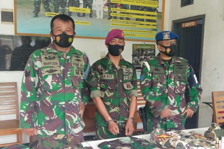 Pria S (tengah) anggota TNI AL gadungan diapit dua anggota TNI AL di Mako Posal Palabuhanratu, Sukabumi, Jawa Barat, Jumat (1/1/2021).