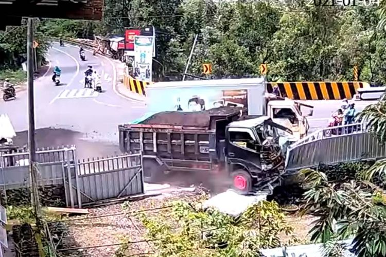 Tangkapan layar video yang merekam peristiwa kecelakaan lalu lintas yang melibatkan dump truk dengan truk boks di Lombok Tengah, Senin (4/1/2021).