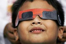 Kacamata Gerhana Matahari Dijual hingga Pelosok Halmahera Timur
