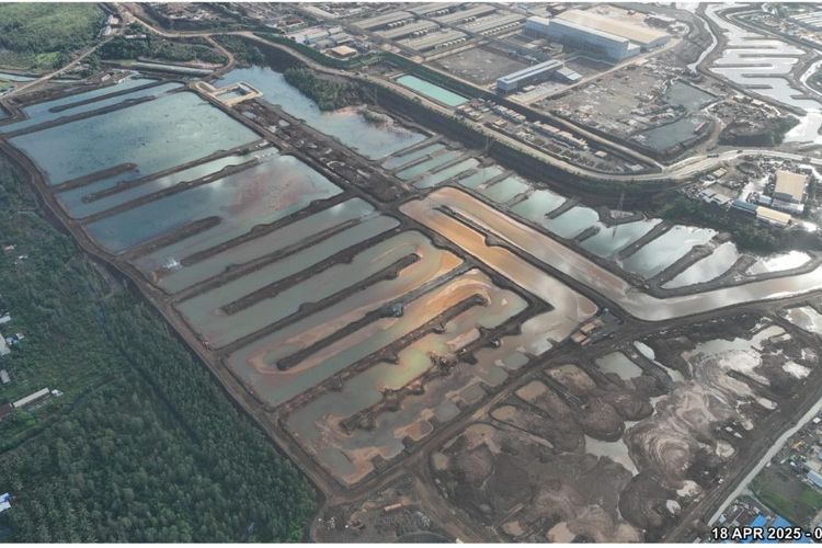 Kualitas air di kolam-kolam sedimentasi dipantau secara rutin untuk memastikan kepatuhannya terhadap peraturan pemerintah.