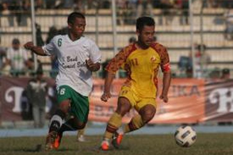 Kapten Sriwijaya FC Ponaryo Astaman menggiring bola sambil dibayang-bayangi pemain Babel FC saat pertandingan persahabatan di Stadion Depati Amir, Pangkalpinang, Jumat (23/9/2011). Pertandingan berakhir dengan skor 2-1 untuk Sriwijaya FC.