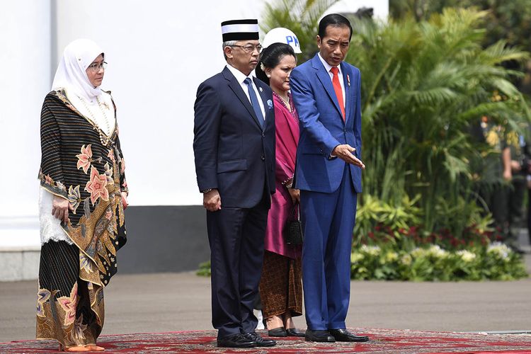 Presiden Joko Widodo (kanan) didampingi Ibu Negara Iriana Joko Widodo (kedua kanan) menyambut Raja Malaysia Sri Paduka Baginda Yang Dipertuan Agong XVI, Sultan Abdullah Riayatauddin Al Mustafa Billah Shah Ibni Almarhum Sultan Haji Ahmad Shah Al-Mustain Billah didampingi permasuri Tunku Hajah Azizah Aminah Maimunah Iskandariah binti Almarhum Al Mutawakkil Alallah Sultan Iskandar Al Haj dalam upacara kenegaraan di Istana Bogor, Jawa Barat, Selasa (27/8/2019).