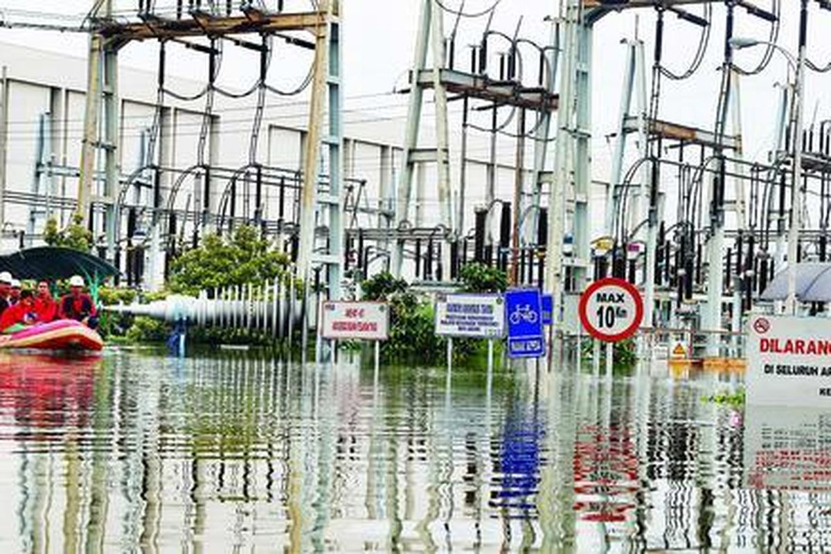 Pembangkit Listrik Tenaga Gas dan Uap Muara Karang, Jakarta,  terendam banjir, Sabtu (19/1). Hal ini menyebabkan pasokan listrik ke Jakarta berkurang sehingga beberapa wilayah di Ibu Kota terpaksa mengalami pemadaman listrik.