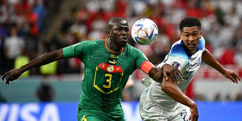 Hasil Inggris vs Senegal mempertemukan duel Kalidou Koulibaly (kiri) dengan Jude Bellingham pada laga babak 16 besar Piala Dunia 2022 di Stadion Al-Bayt, Doha, pada 4 Desember 2022.