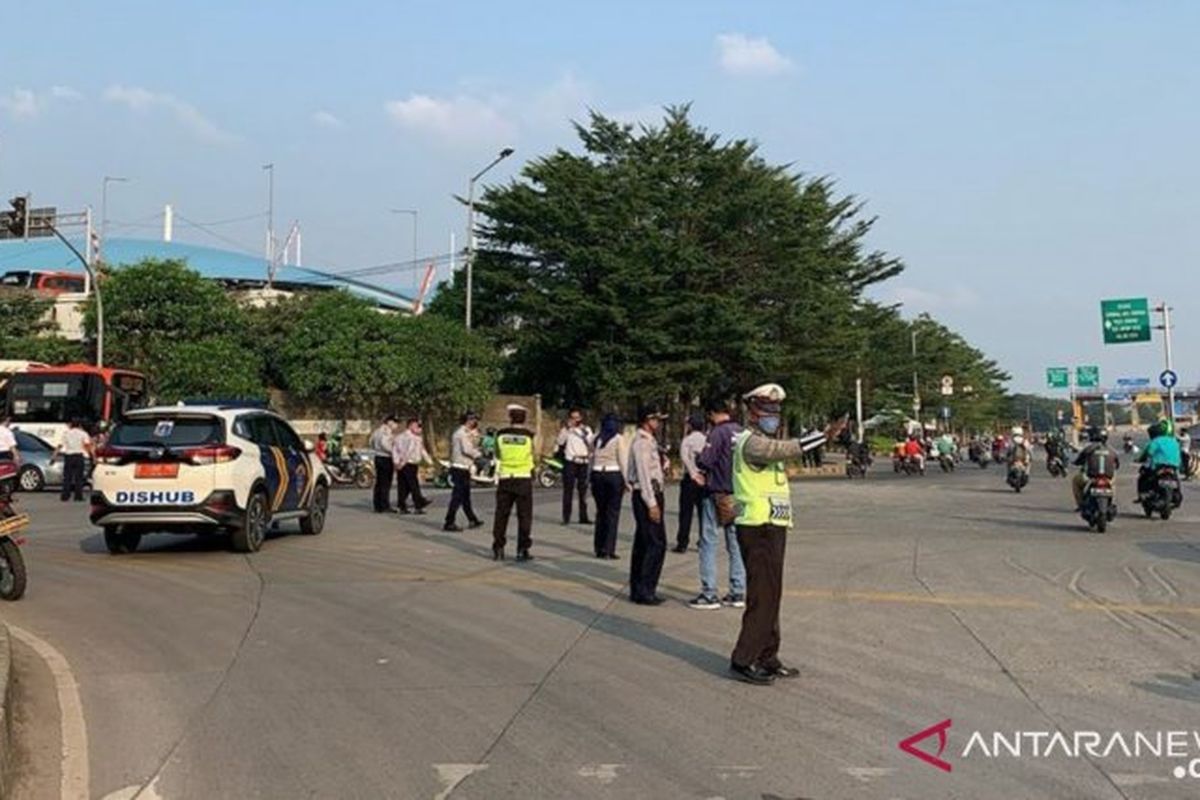 Petugas Sudin Perhubungan Jakarta Timur melakukan pengaturan lalu lintas di Jalan Dr Sumarno, Cakung, Jakarta Timur saat diberlakukan rekayasa lalin satu arah pada jam pulang kantor, Senin (10/8/2020). 